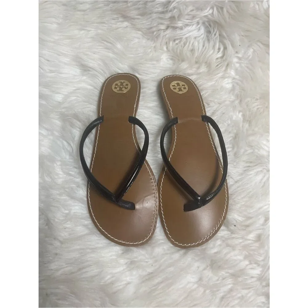 Tory Burch thong sandals Black patent leather Straps, tan footbed,gold logo SZ10